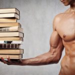 Атлет с голым торсом держит на ладошке стопку книг