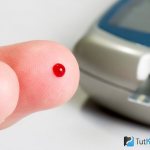 Человек сдаёт кровь из пальца для анализа уровня сахара