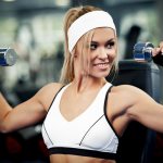 девушка делает упражнения с гантелями для похудения