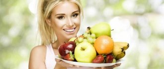 Девушка держит блюдо с фруктами и ягодами