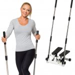 Девушка на тренажере Скандинавская ходьба