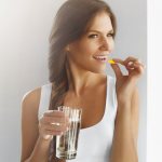 девушка пьет рыбий жир для похудения