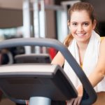 Девушка тренируется на тренажере