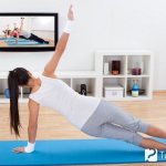 Девушка выполняет боковую планку