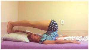 Йога в постели: Утренние ленивые асаны в кровати, которые подарят бодрость и позитив