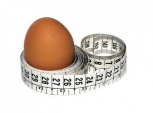 куриное яйцо и измерительная лента