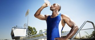 Мужчина спортсмен пьет воду