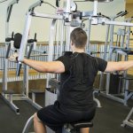 Обратные разведения рук в тренажере