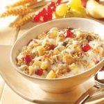 Овсяная каша с мюслями и ягодами