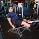 Разгибания ног в тренажере