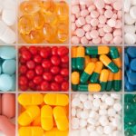 Витамины нужно принимать курсами и строго в той дозировке, которую назначает врач. Переизбыток витаминов тоже может привести к проблемам со здоровьем.