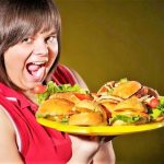 женщина ест вредную еду